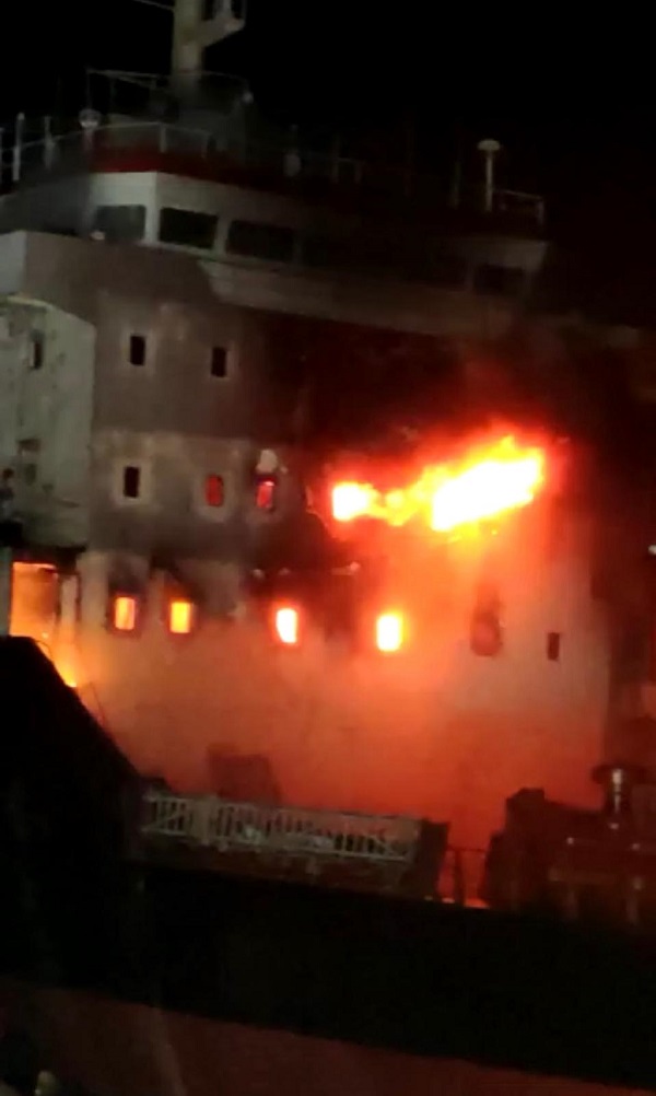  Sinop'ta kuru yük gemisinde çıkan yangına müdahale ediliyor